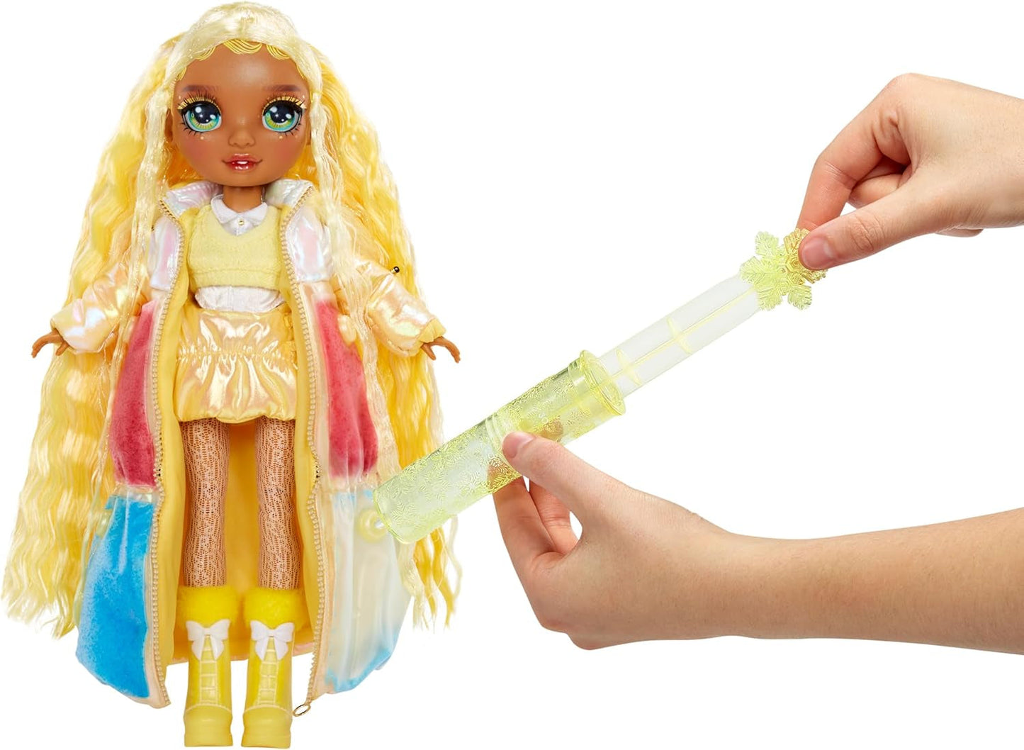 Rainbow High Winter Wonderland – Sunny (Gelb) – 28 cm große versteckte magische wasseraufblasende Schneemann-Modepuppe mit Schneemann-Set, geeignet für Kinder im Alter von 4–12 Jahren und Sammler
