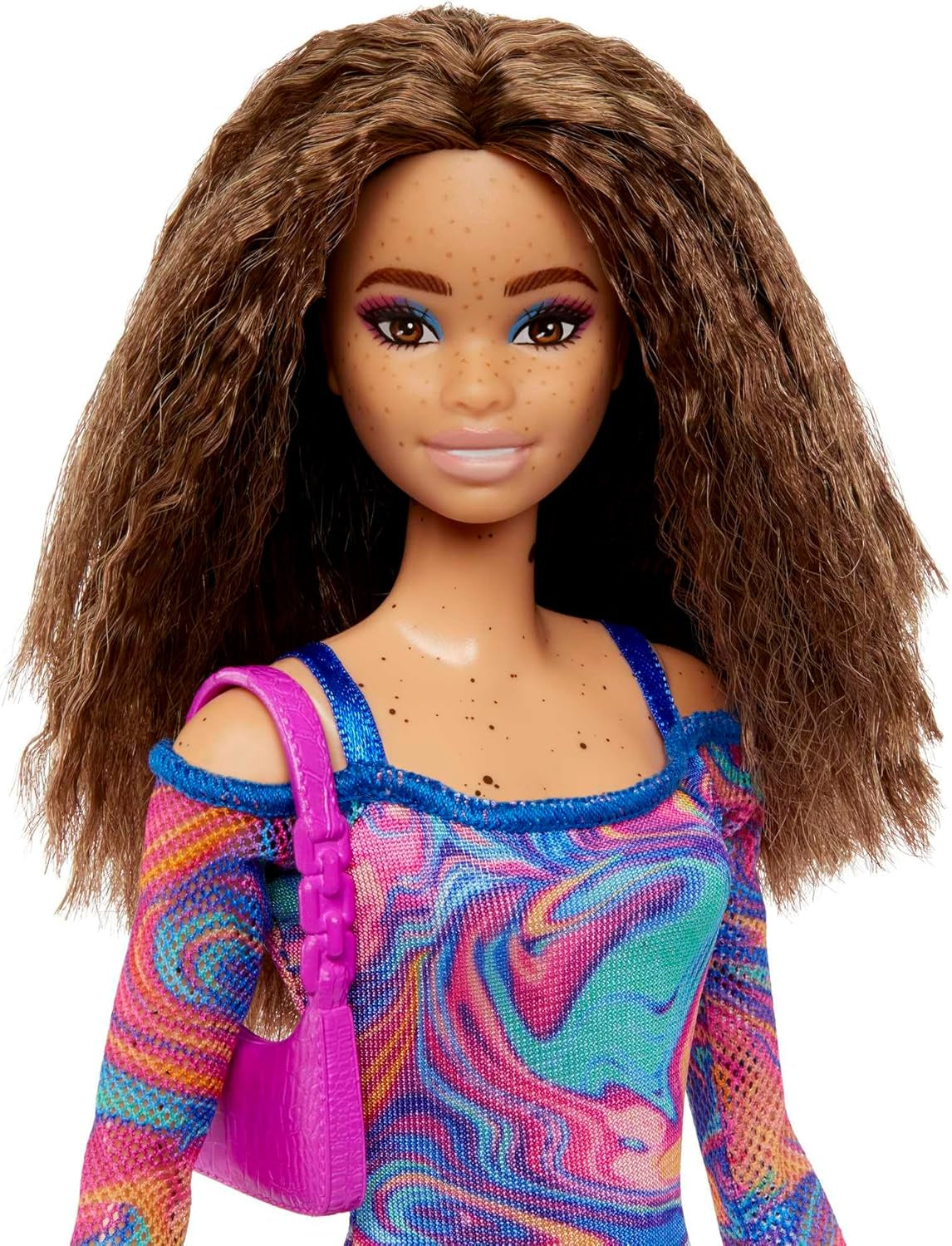 Barbie Fashionistas Puppe Nr. 206 – Welliges Haar und Sommersprossen – Modernes Regenbogen-Marmorkleid, Umhängetasche und grüne Schuhe – Für 3 Jahre und älter, HJT03