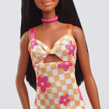 Barbie Fashionistas Puppe Nr. 233 mit schwarzem Haar, orange kariertem Midikleid mit rosa Blumen, Halskette und Sandalen, HYT91