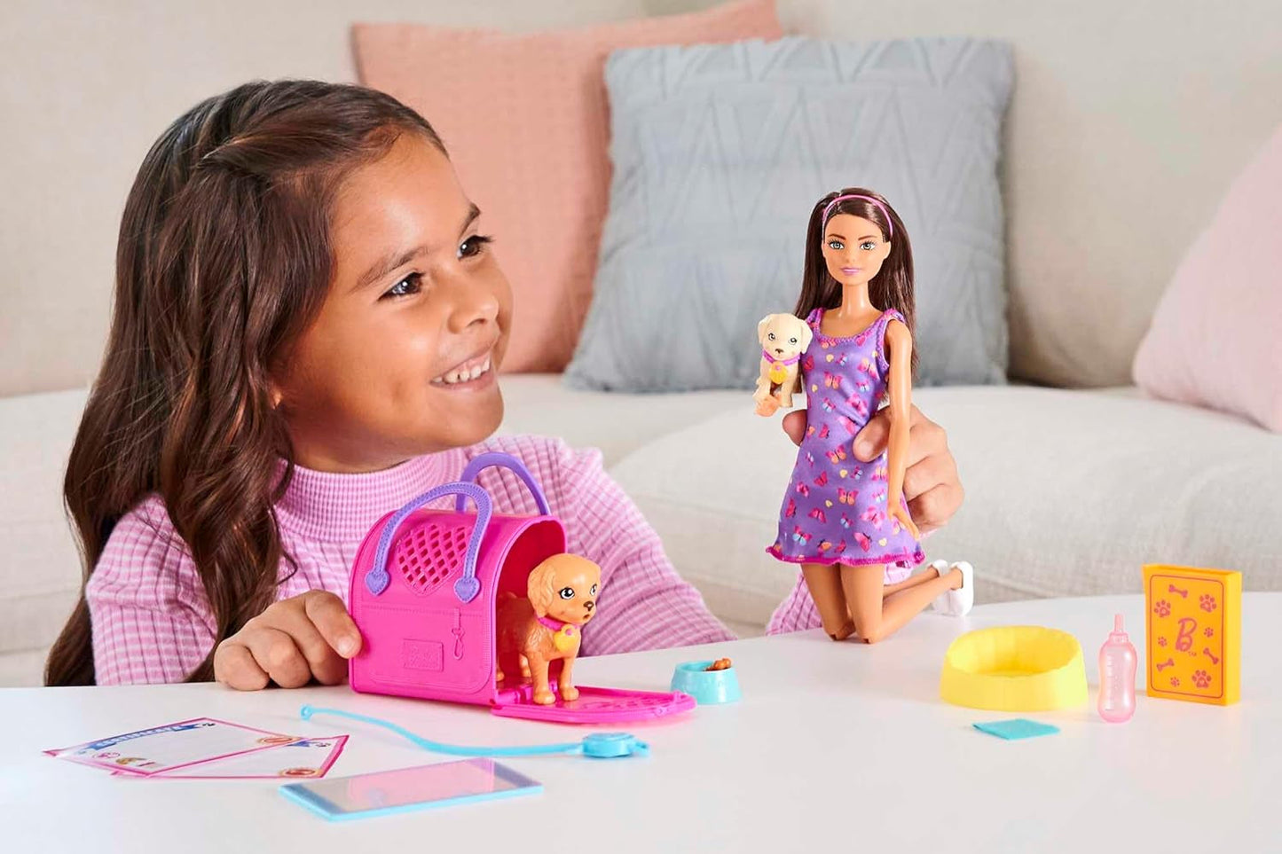 Adoption Barbie Puppy – Puppe und 2 Welpen, mit Adoptionsurkunden, Farbwechseleffekt, Käfig und Zubehör, für Kinder ab 3 Jahren, HKD 86