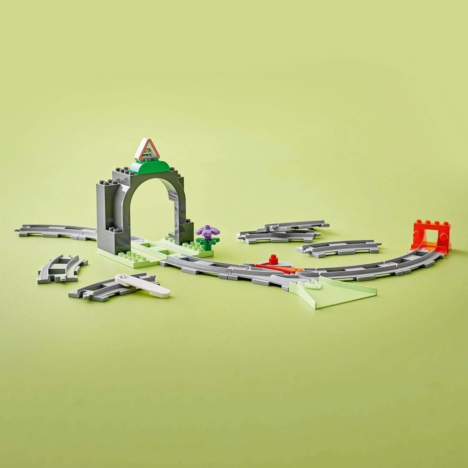 LEGO DUPLO Town Eisenbahntunnel und Gleise – Erweiterungsset, Geschenk für Kleinkinder, fördert die Geschicklichkeit, Spielset für 2-jährige Fahrzeugfans, kreatives Lernspielzeug 10425 Bausets Besuchen Sie den LEGO-Store