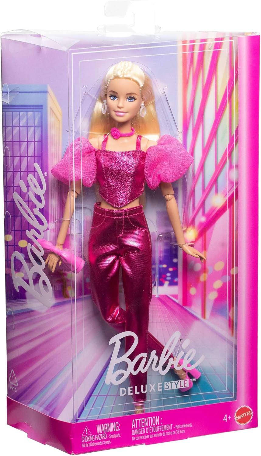 Barbie Deluxe Style Nr. 5-Puppe in einem metallischen rosa-blonden Outfit mit glitzerndem Oberteil und glitzernden Hosen, mit Accessoires wie einer rosa Halskette und einer Handtasche, JFP40