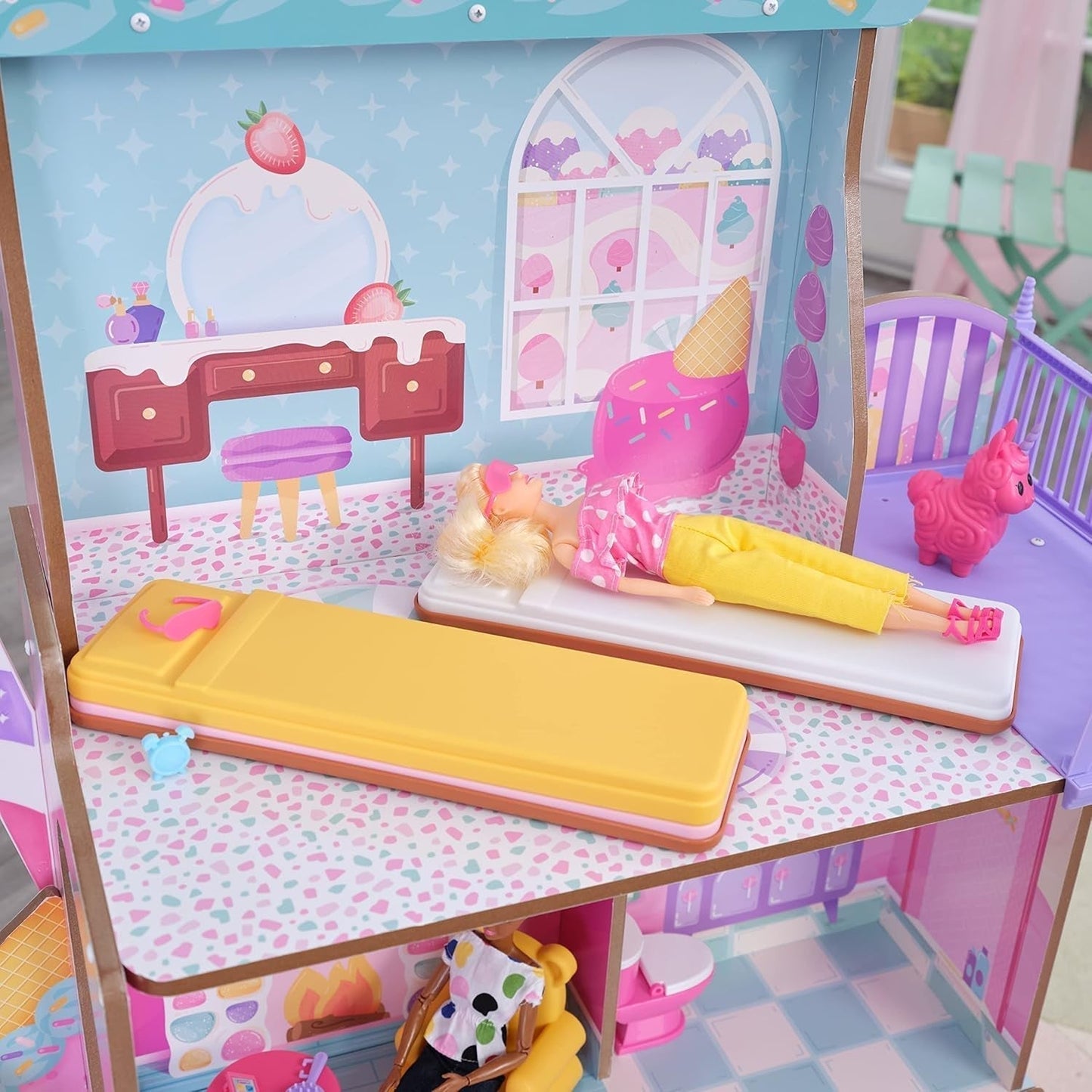 Kidkraft Candy Castle Puppenhaus aus Holz mit Möbeln und Zubehör, Lama-Einhorn-Figurenhaus, Eiskuchen-Lift und Gummistuhl für Puppen, Spielzeug für 3-Jährige, 20242 Naty Shop Puppenhäuser