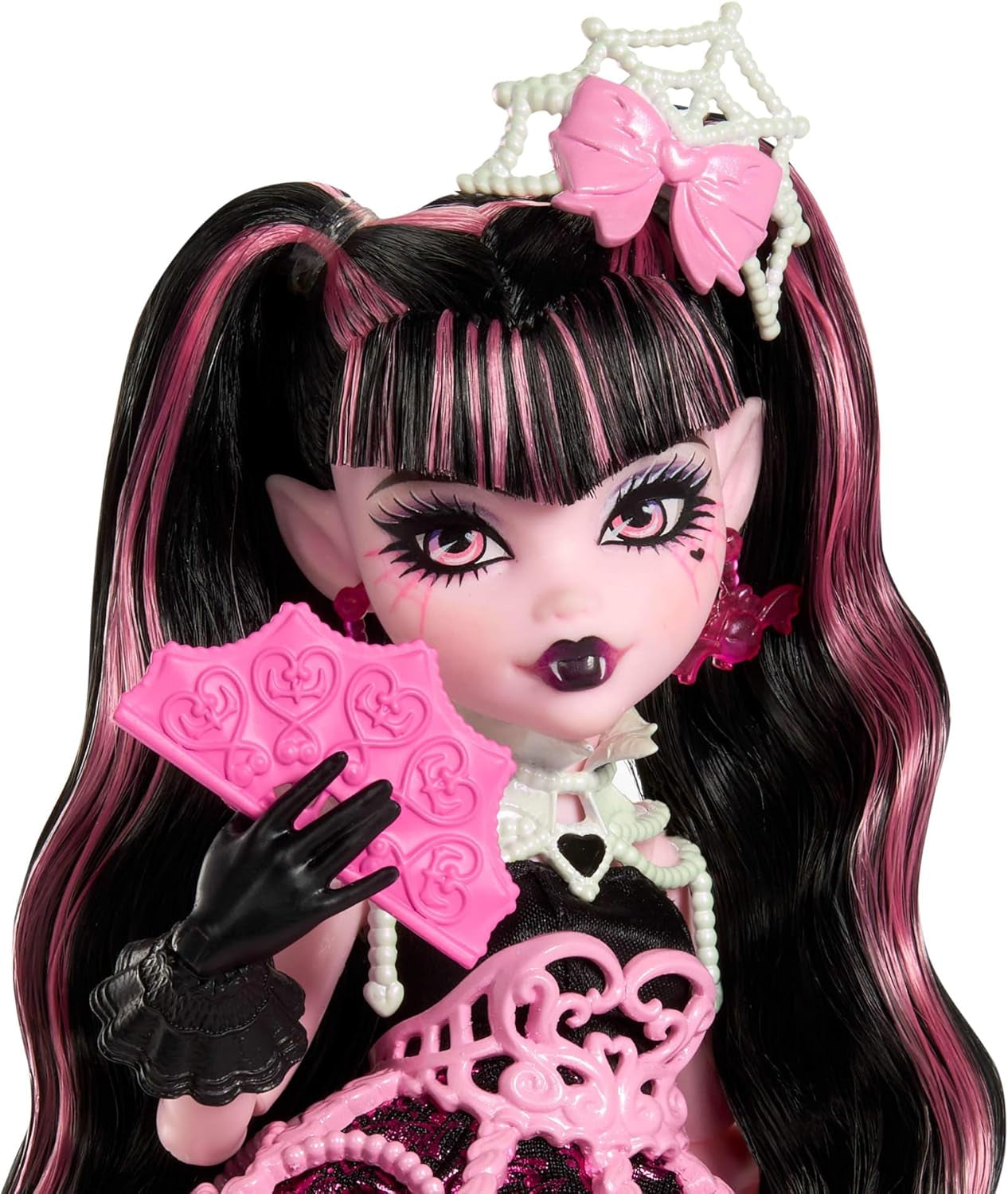 Gruselige und süße Monster High-Geburtstagspuppe Draculaura in einem rosa Partykleid mit thematischen Accessoires wie Einladung, Ballon, Geschenk, Fans und mehr, JBG74