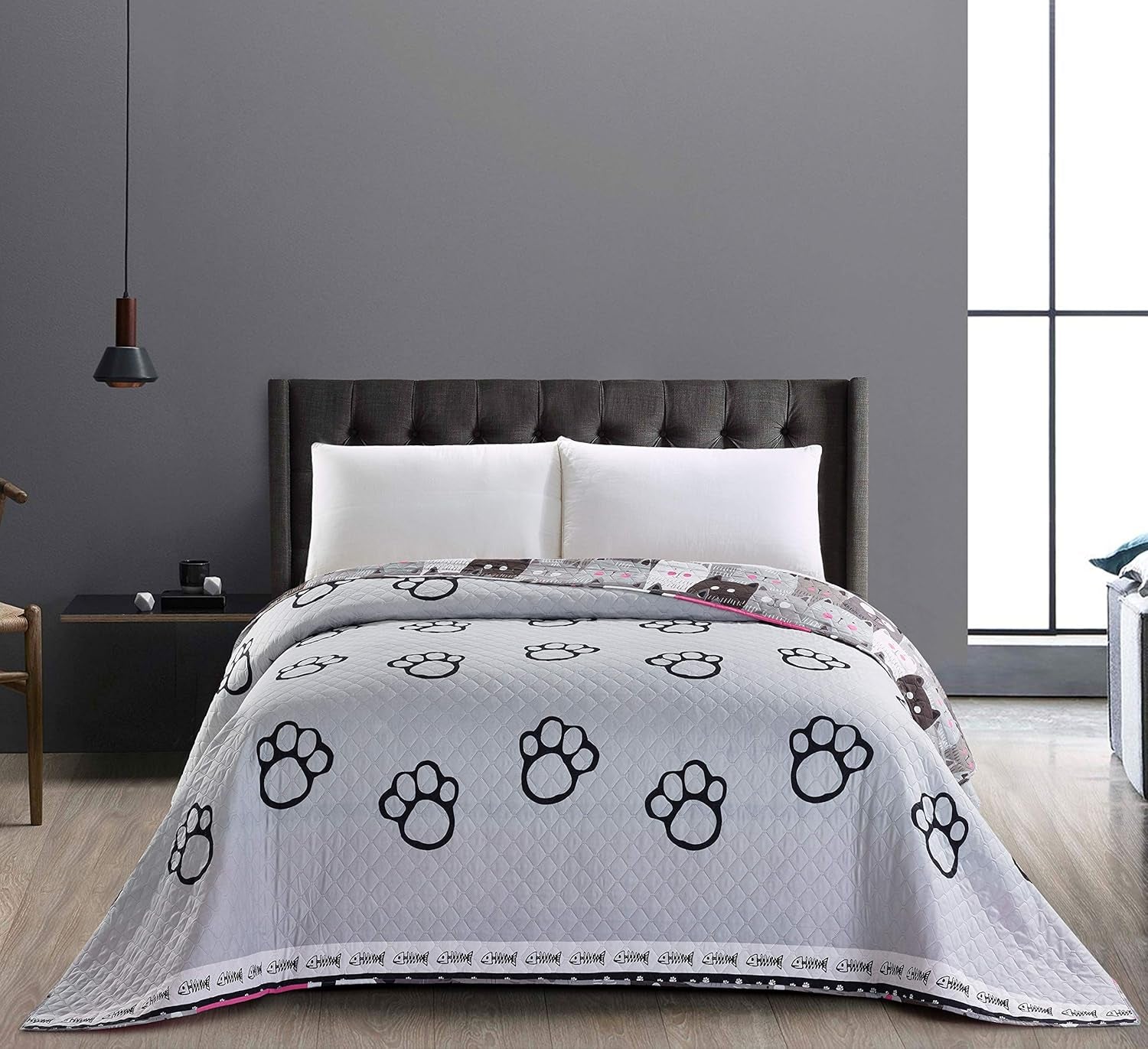 Decoking 32350 Tagesdecke 220 x 240 cm, doppelseitige Mikrofaser-Tagesdecke, pflegeleicht, Beige, Hellbraun, Kakaobraun, Grau, Stahl, Anthrazit, Graphit, Schwarz, Weiß, Rosa, Katzen, Invasion der Katzen, Betten und Decken. Beuche den DecoKing-Store