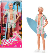 Barbie Movie Ken Barbie-Puppe in pastellrosa und grün gestreifter Strandkleidung, Surfbrett und weißen Turnschuhen, JBJ54