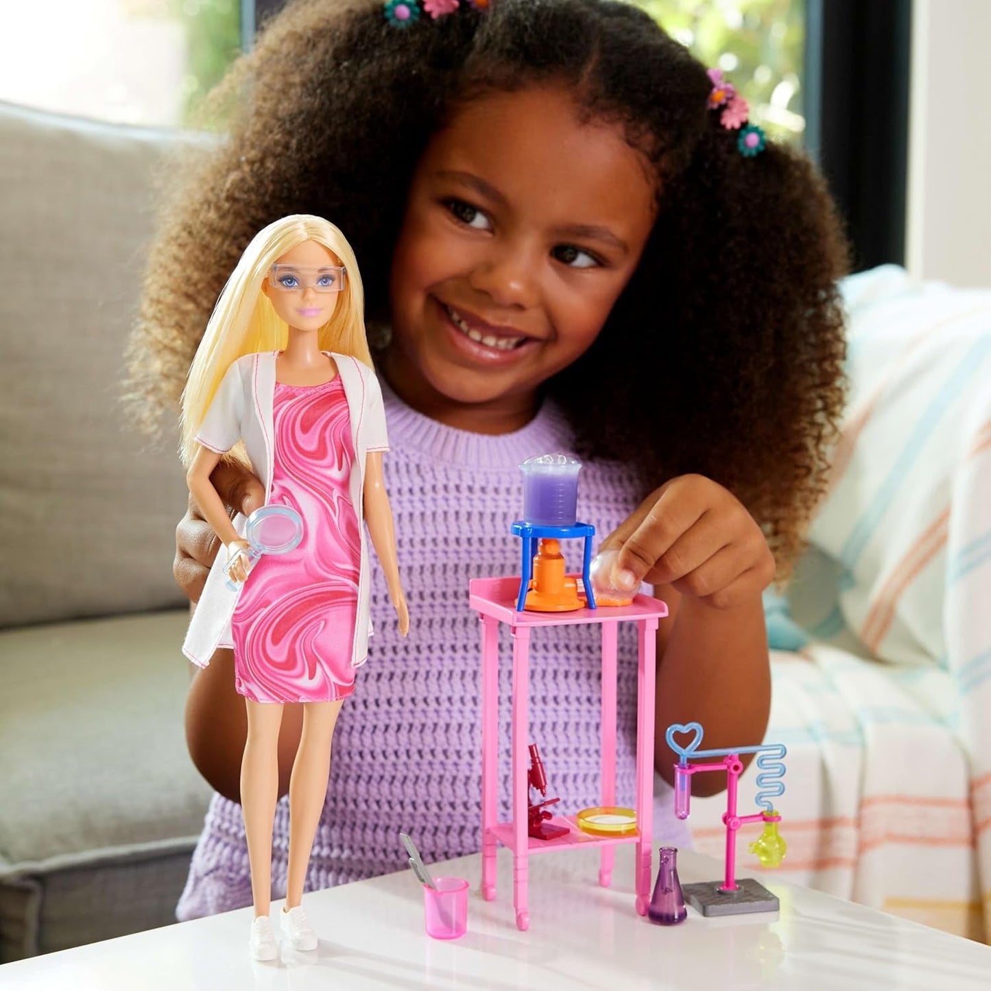 Barbie-Wissenschaftlerpuppe und Zubehör mit modischer blonder Puppe, Labortisch, Mikroskop, Farbwechselbecher und Petrischale, JCR70