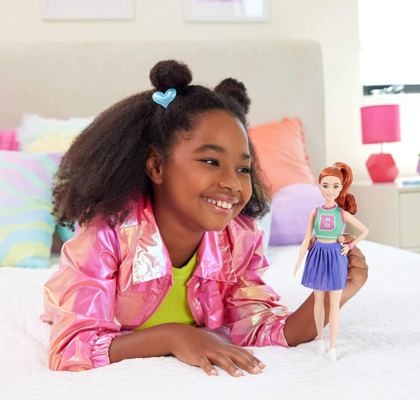 Barbie Fashionistas Puppe Nr. 232 mit roten Haaren, sportlichem Jersey-Oberteil mit B-Print, lila Faltenrock, Armbanduhr und Turnschuhen, HYT90