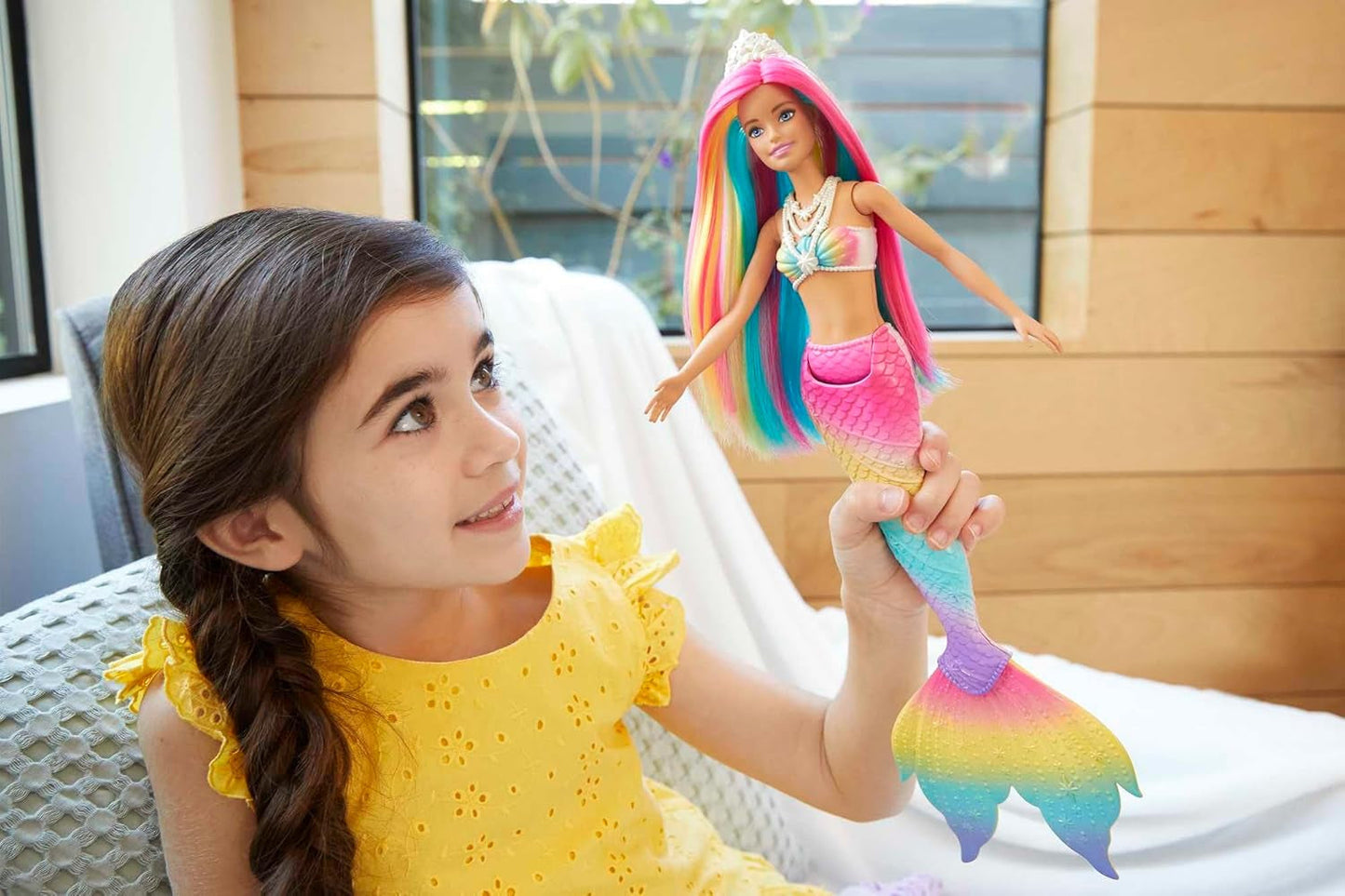 Barbie Dreamtopia Rainbow Magic Mermaid, Meerjungfrau-Barbie mit Regenbogenhaaren, farbwechselnde Puppe, wasseraktiviert, Spielzeug für Kinder ab 3 Jahren, Geschenk für Mädchen, GTF89