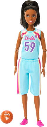 Barbie Made to Move-Puppe und Zubehör, brünette Basketballspielerin mit abnehmbarem Sportkleid und Ball, 22 bewegliche Gelenke, HKT74