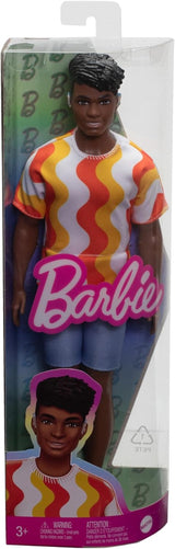 Barbie Fashionistas Ken Doll Nr. 220 Mit Trägern und weiter Körperform in einem abnehmbaren orangefarbenen gemusterten Hemd, Shorts und Plateausandalen, HRH23 Naty Shop Dolls