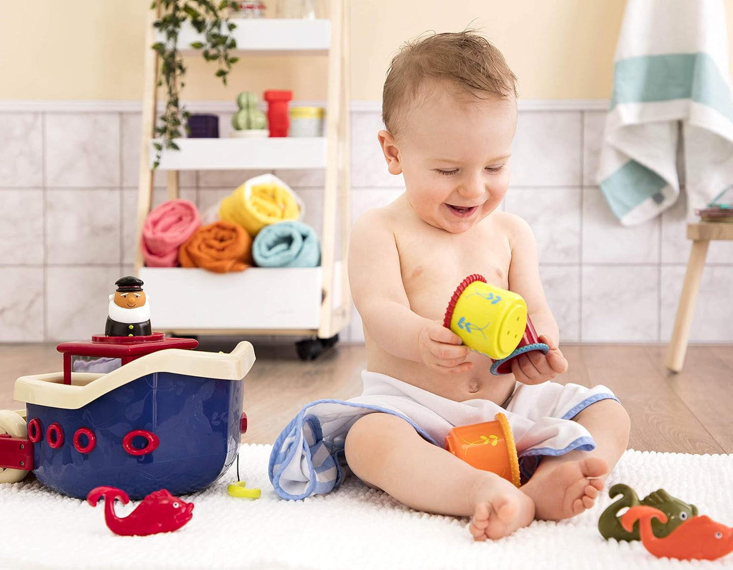 B. Toys 13-teiliges Badewannenspielzeug für Kinder mit Boot, Stapelbecher, Fisch, Angelspielspielzeug für Kinderbadewanne ab 1 Jahr Toys Bebe Naty Shop