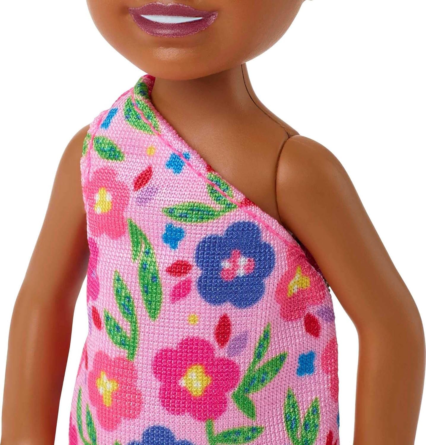 Barbie Chelsea Club – HGT07 – 15 cm große, bewegliche, gemischtrassige Mädchen-Rosa-Blumen-Puppe