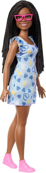 Barbie Fashionistas Puppe Nr. 229 mit Down-Syndrom in einem Kleid mit Herzmuster, das in Zusammenarbeit mit der National Down Syndrome Society, HYK14, entwickelt wurde