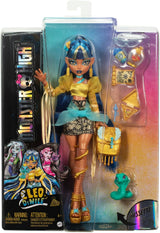 Monster High Cleo De Nile-Puppe in goldener Bluse und Lagenrock, inklusive Cobra Hissette-Haustier und Zubehör wie Rucksack, Snack und Papierrolle, HXH74 Naty Shop-Puppen