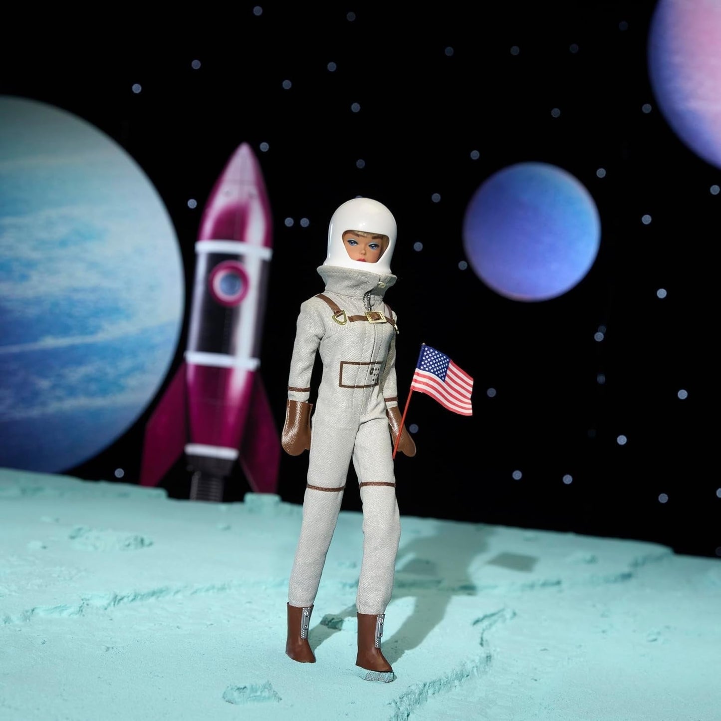 Mattel Barbie Miss Astronaut Sammlerpuppe mit silbernem Anzug, Weltraumstiefeln und Helmzubehör, Vintage-Reproduktion des Originals von 1965, JBJ48 Naty Shop Dolls