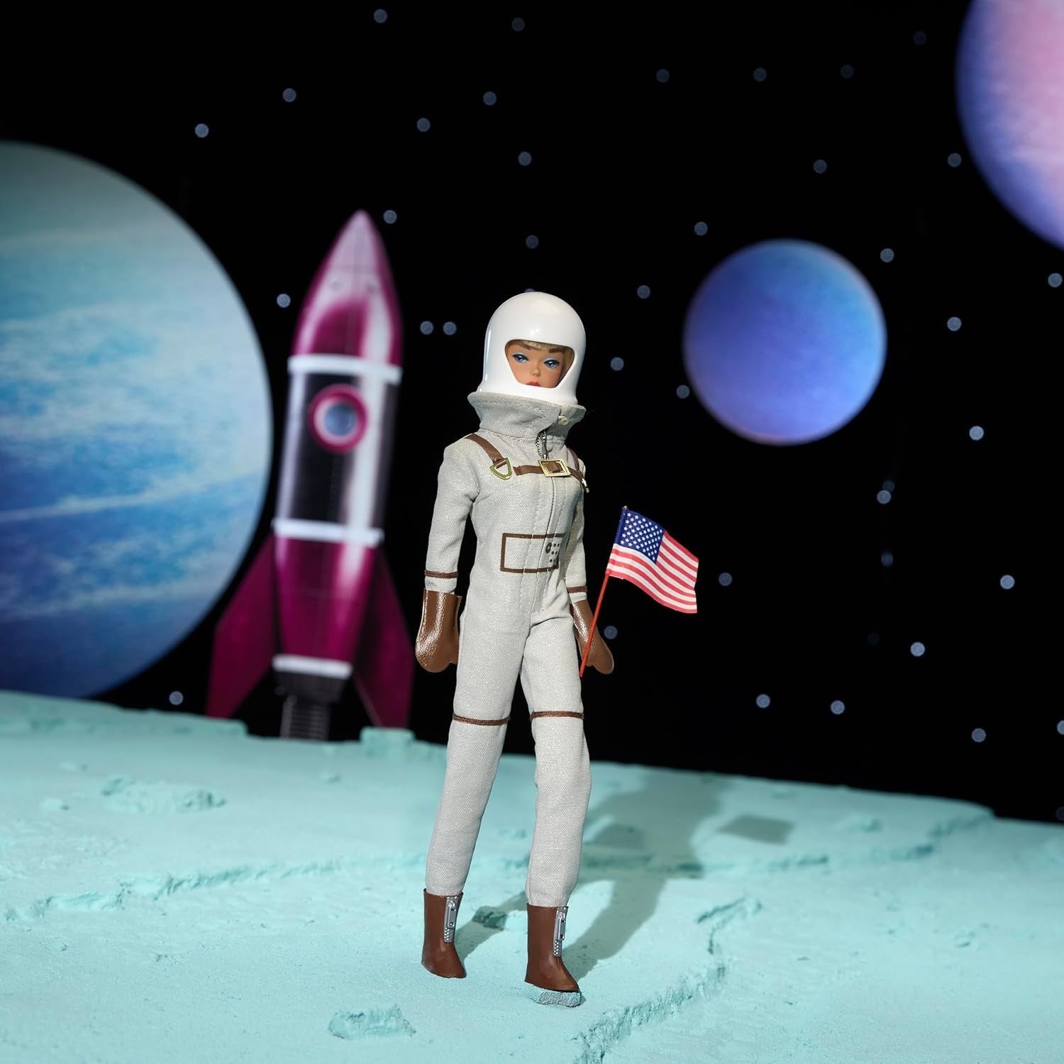 Mattel Barbie Miss Astronaut Sammlerpuppe mit silbernem Anzug, Weltraumstiefeln und Helmzubehör, Vintage-Reproduktion des Originals von 1965, JBJ48 Naty Shop Dolls