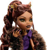 Monster High Doll House of Wolves Clawdeen Wolf Sammelfigur mit Kunstpelz-Jacquard-Mantel, lila Jacke, Kleid, goldenen Hosen und Accessoires JDR66