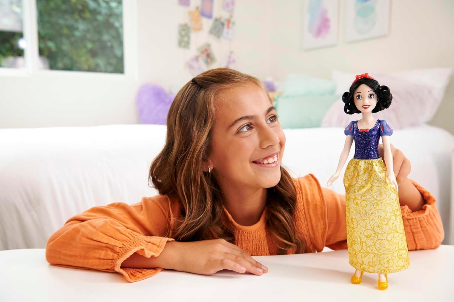Mattel Disney Princess Toy Snow White Bewegliche Puppe mit glitzernder Kleidung und Accessoires, von Disney-Filmen inspiriertes Geschenk für Kinder HLW08 Naty Shop Dolls
