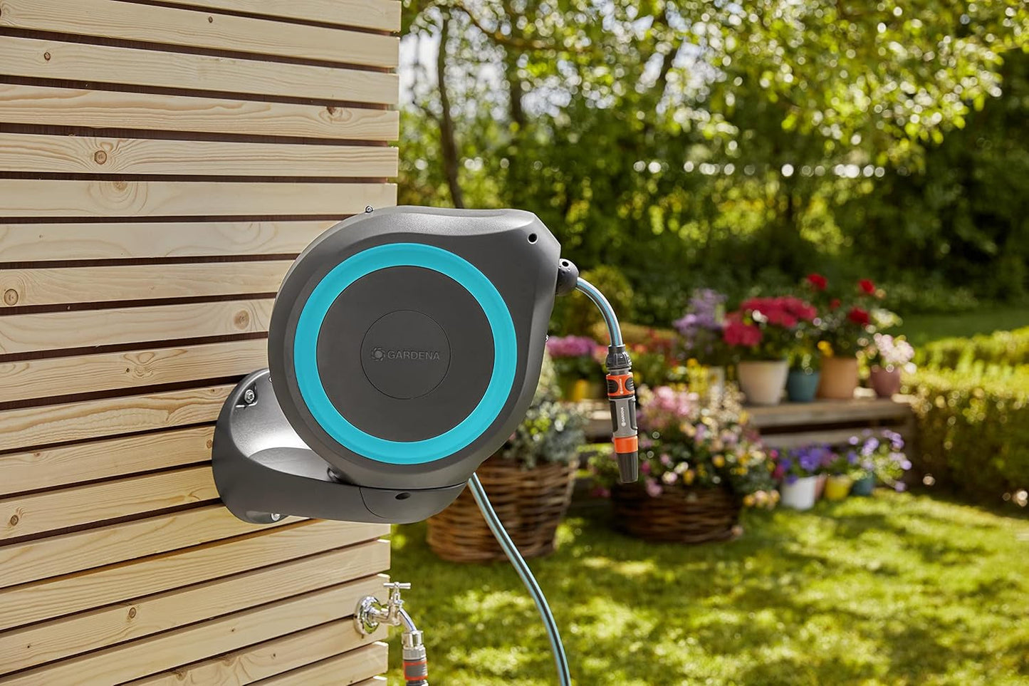 Gardena RollUp M Wandschlauchbox (Türkis) 20m: Flexible Bewässerung für mittelgroße Gärten, drehbare Schlauchtrommel, mit Wandhalterung, Systemkomponenten und Sprühdüse, inklusive 20m Schlauch (18610-20)