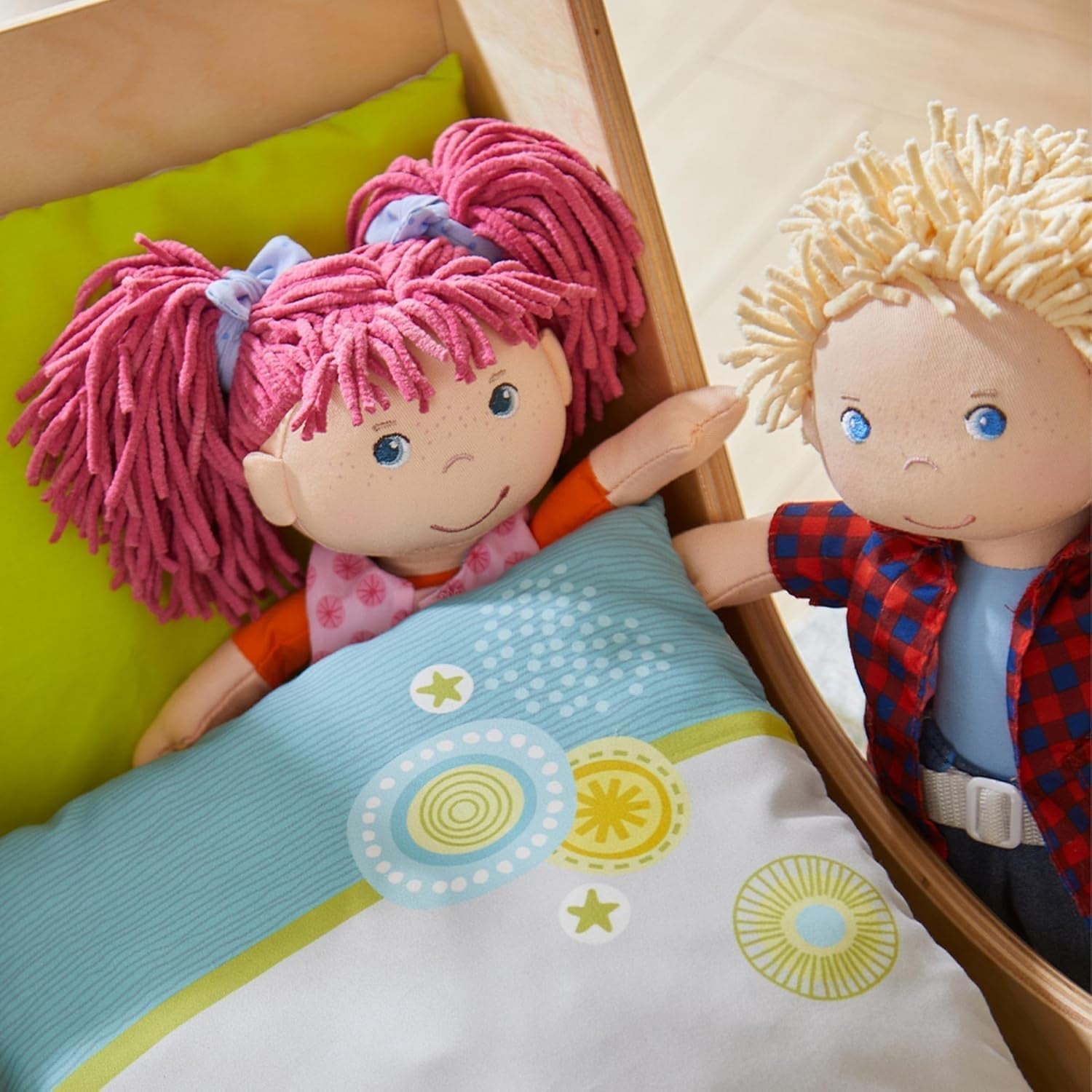 HABA Lily Lou Puppe – Weiche Stoffpuppe ab 18 Monaten – 30 cm mit Kleidung und Haaren – Idealer Spielgefährte für kleine Kinder – 1302842001