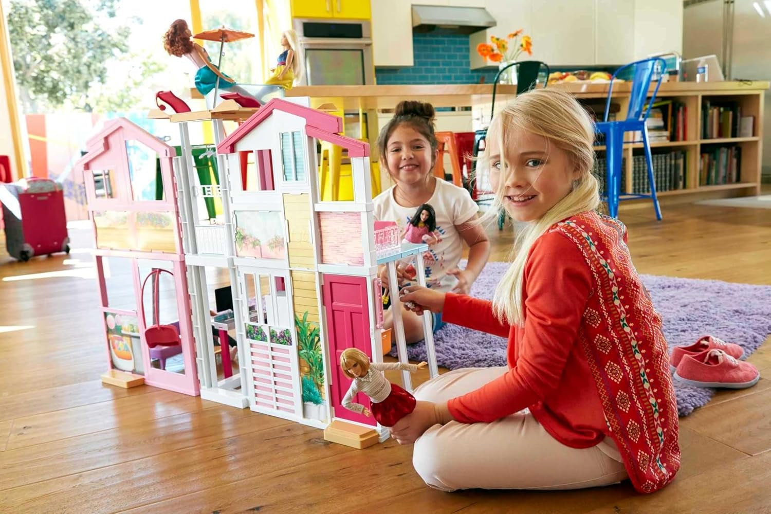 Barbie Dream House, 3-stöckiges Stadthaus mit 5 Zimmern, inklusive Zubehör wie Möbeln, faltbar und Aufbewahrung, Spielzeug für Kinder ab 3 Jahren, DLY32