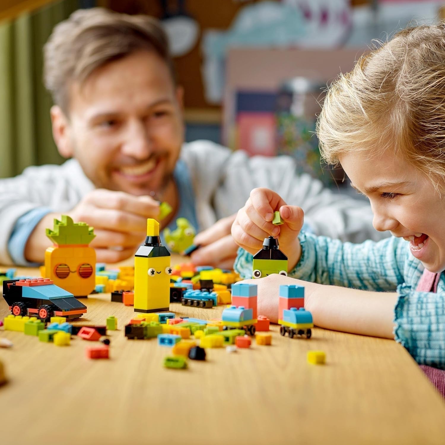 LEGO 11027 Classic Neon Creative Building Set, Brick Box Set, Bauspielzeug mit Modellen: Auto, Ananas, Alien, Rollschuhen, Figuren und mehr, für Kinder ab 5 Jahren. Bausets Besuchen Sie den LEGO-Store