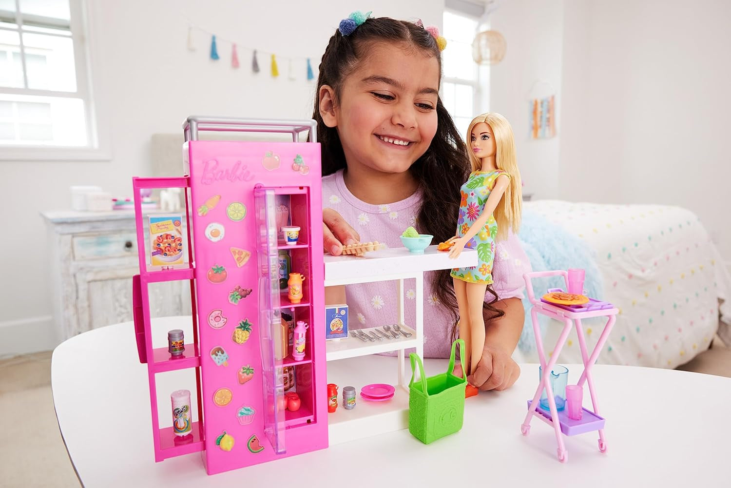 Barbie-Puppen-Speisekammer-Spielset mit mehr als 25 Küchenteilen und Zubehör – perfekt für kleine Feinschmecker und Geschenk für Kinder ab 3 Jahren, HJV38