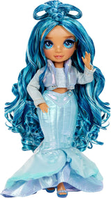 Rainbow High Winter Wonderland – Skyler (blau) – 28 cm große versteckte magische wasserspeichernde Schnee-Modepuppe mit Schneemann-Set, geeignet für Kinder im Alter von 4–12 Jahren und Sammler, Naty Shop Dolls
