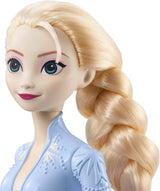 Mattel Disney Princess Elsa Puppe, Frozen Puppe im Reiseoutfit, kämmbares blondes Haar, bewegliches Gelenk, abnehmbarer Rock und Stiefel, Disney-Geschenke, Spielzeug für Kinder ab 3 Jahren, HLW48