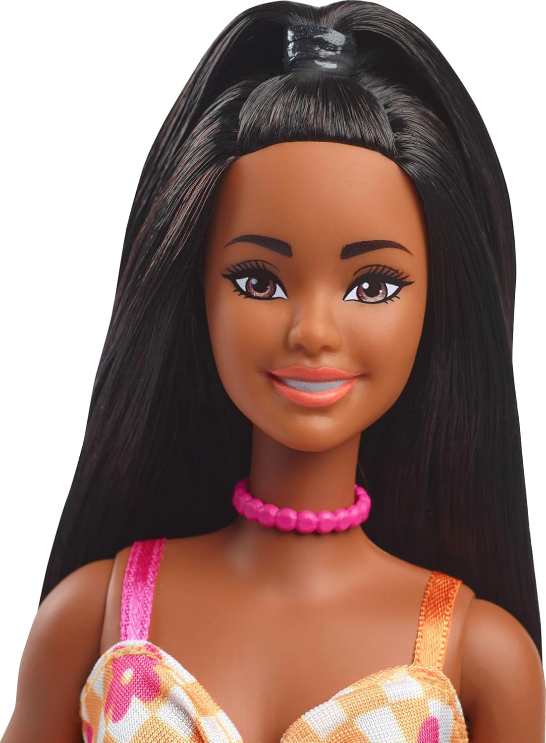 Barbie Fashionistas Puppe Nr. 233 mit schwarzem Haar, orange kariertem Midikleid mit rosa Blumen, Halskette und Sandalen, HYT91