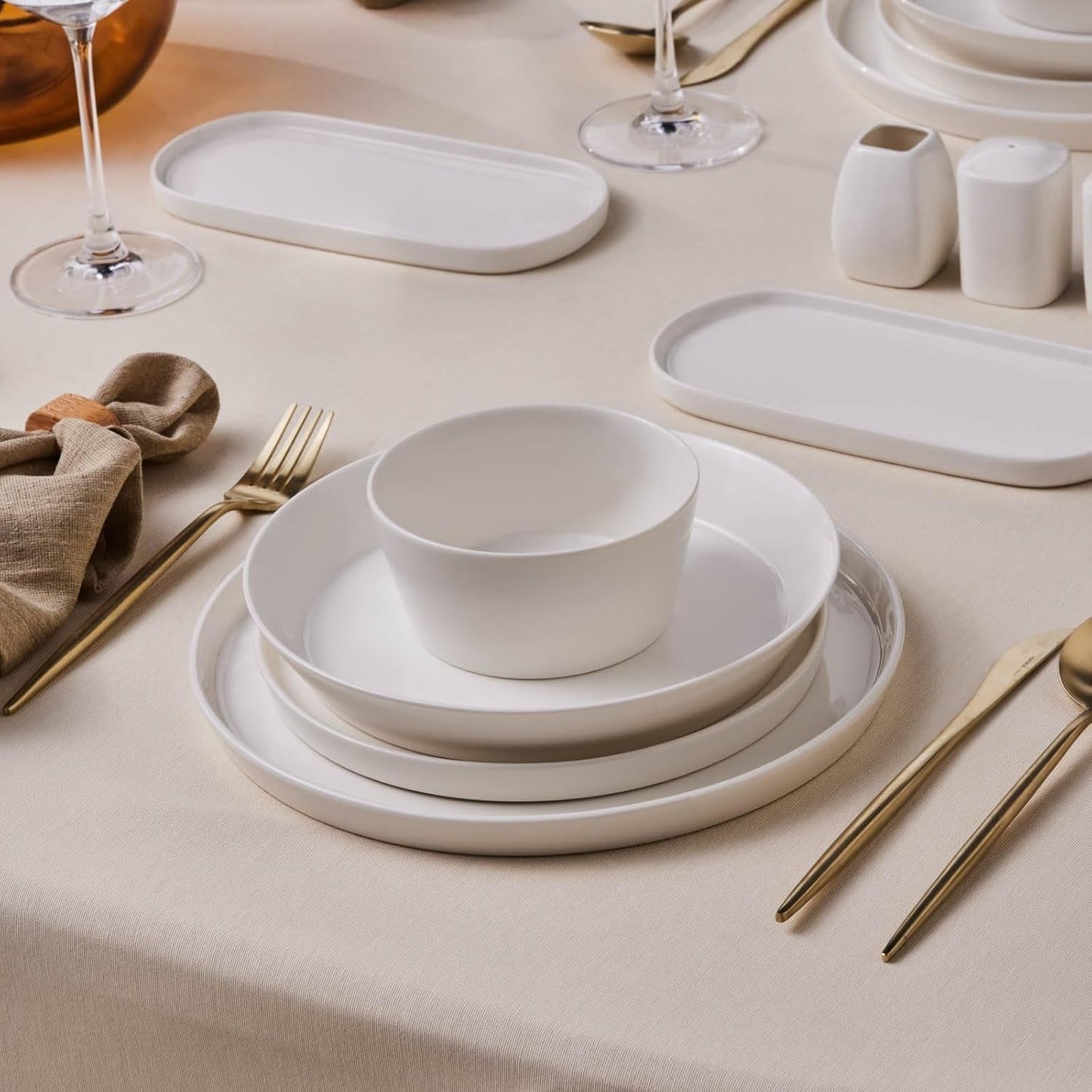 Karaca Stream Bone Bomo 12-Personen-Geschirrset, elegantes quadratisches Teller-Set, elegantes weißes Porzellangeschirr