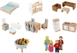 E3405 – Puppenhaus, Puppenhaus mit Zubehör, Holz und E3500 – Puppenfamilie, helle Haut