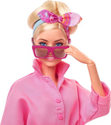 BARBIE THE MOVIE Margot Robbie – Puppe mit Kaugummi-Rosa Jumpsuit, Messy Updo, Sonnenbrille, Kopftuch, Wedge-Sneakers, Sammlerverpackung, für Kinder ab 3 Jahren, HRF29