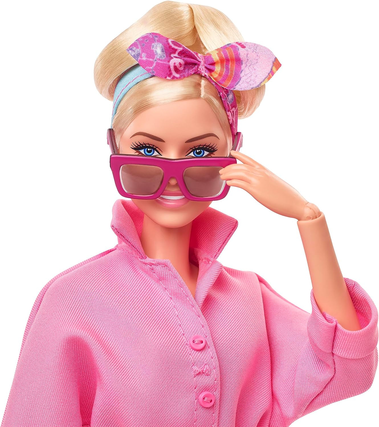 BARBIE THE MOVIE Margot Robbie – Puppe mit Kaugummi-Rosa Jumpsuit, Messy Updo, Sonnenbrille, Kopftuch, Wedge-Sneakers, Sammlerverpackung, für Kinder ab 3 Jahren, HRF29