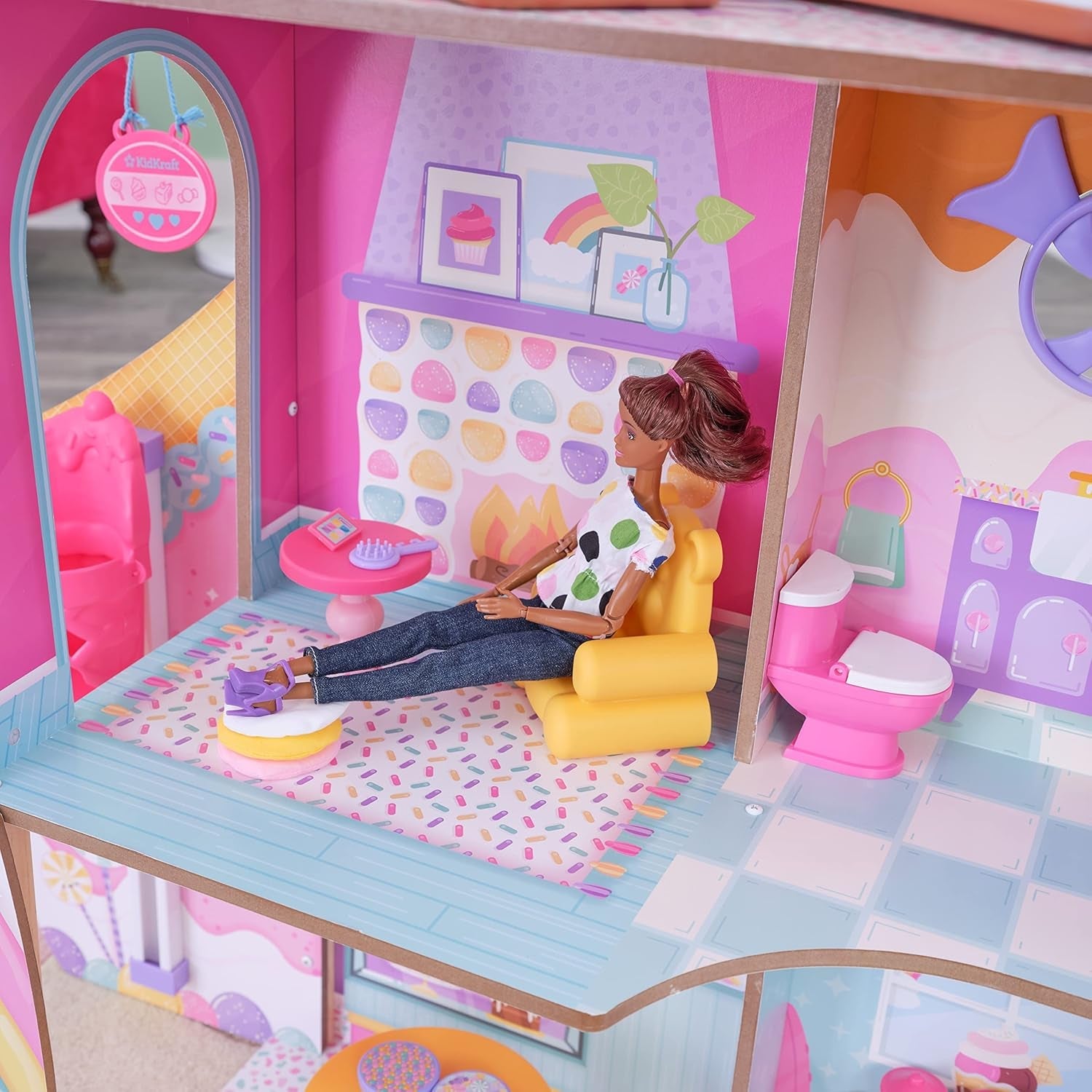 KidKraft Puppenhaus Candy Castle aus Holz mit Möbeln und Zubehör, Einhorn-Lama-Figurenhaus, Eistüten-Aufzug und Gummibärchen-Stuhl für Puppen, Spielzeug für Kinder ab 3 Jahren, 20242