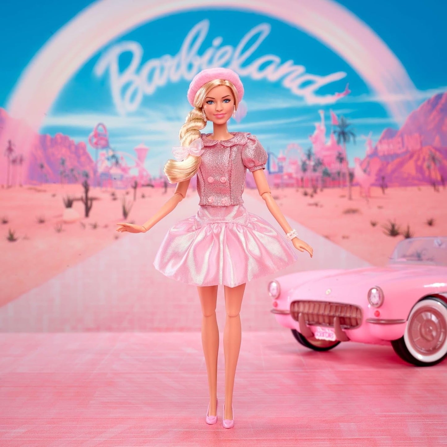 Barbie Der Film basierend auf dem Film Margot Robbie als Barbie-Sammelfigur in rosa Bluse und Tüllrock mit stilisierter Frisur und passendem Schmuck JBJ53