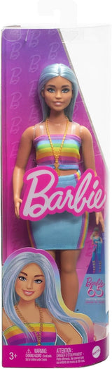 Barbie Fashionistas Puppe Nr. 218 mit langen blauen Haaren, Regenbogenbluse und türkisfarbenem Rock, Sammlermodepuppe zum 65-jährigen Jubiläum, HRH16