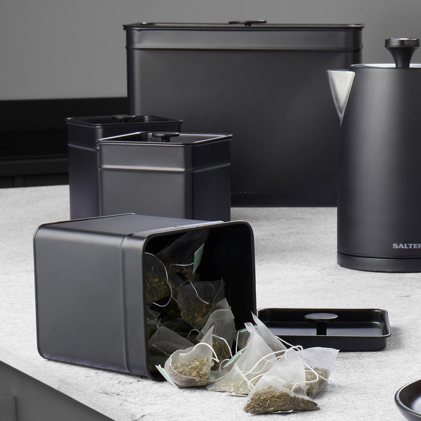 Salter BW12614EU7 Kuro-Aufbewahrungsbox-Set – 4 Küchenbehälter, Brot/Tee/Kaffee/Zucker, quadratische Organizer-Boxen, leicht zu reinigen, hält Lebensmittel frisch, schwarze Lebensmittel-Aufbewahrungsboxen, Naty Shop