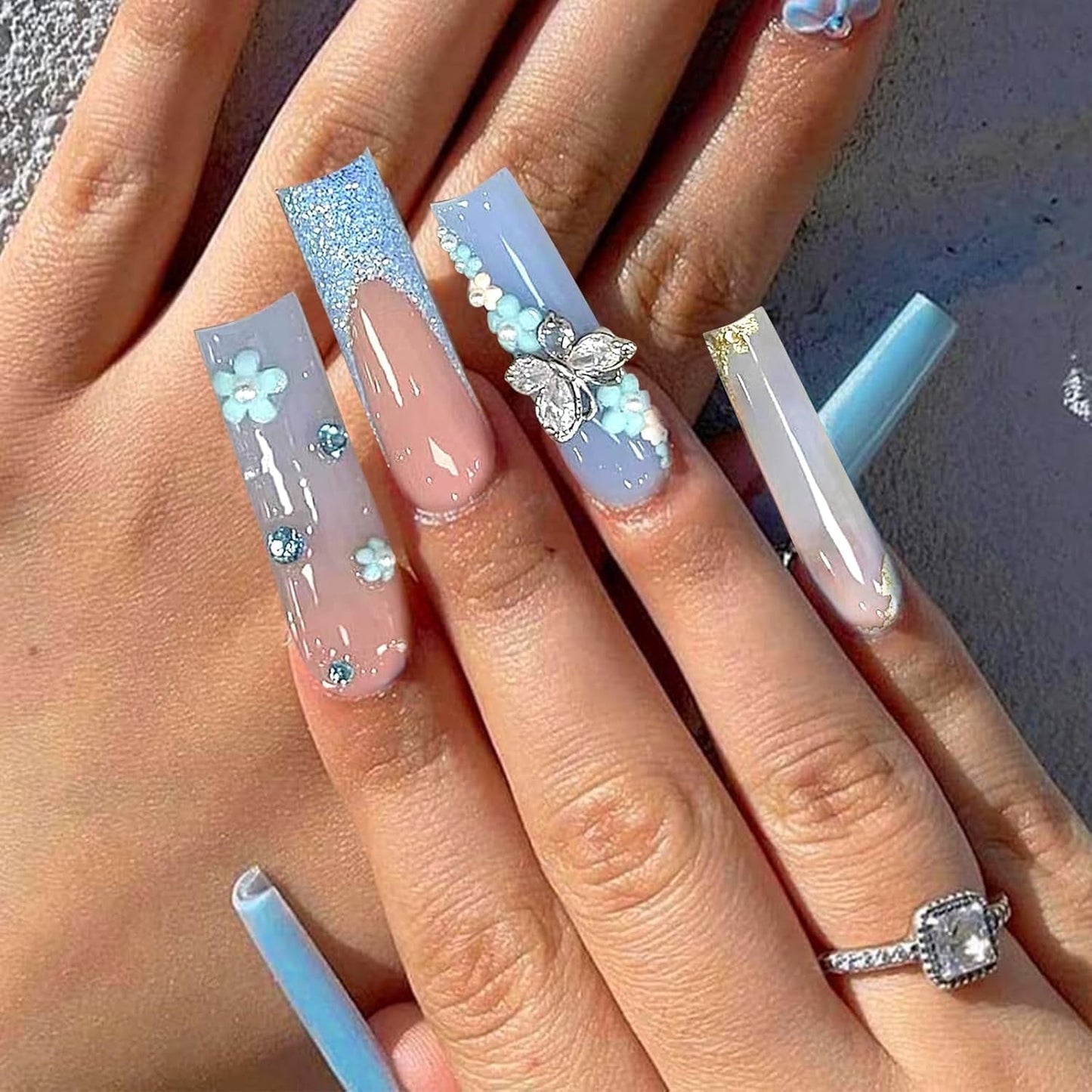 24 Stück Schmetterlingsblaue künstliche Nägel, quadratisch, zum Aufdrücken, französische lange, glitzernde, glitzernde Strass-Falschnagelspitzen