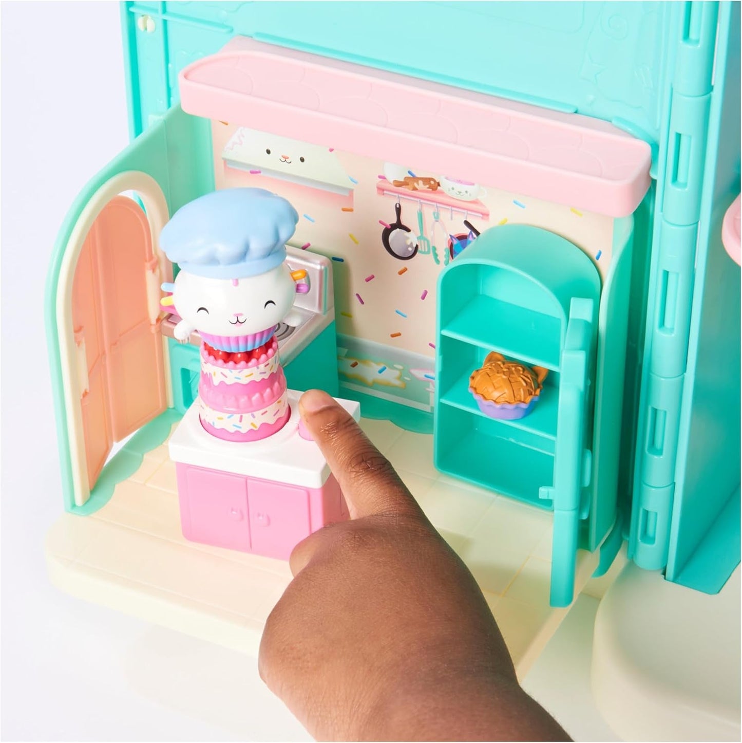 GABBY'S DREAMWORKS PUPPENHAUS – Deluxe-Zimmer, Cakey-Konditorei, Kuchi-Küche (rumänisch: Cakey), 3 Möbelstücke und 2 Überraschungsboxen mit Zubehör, geeignet für Kinder ab 3 Jahren