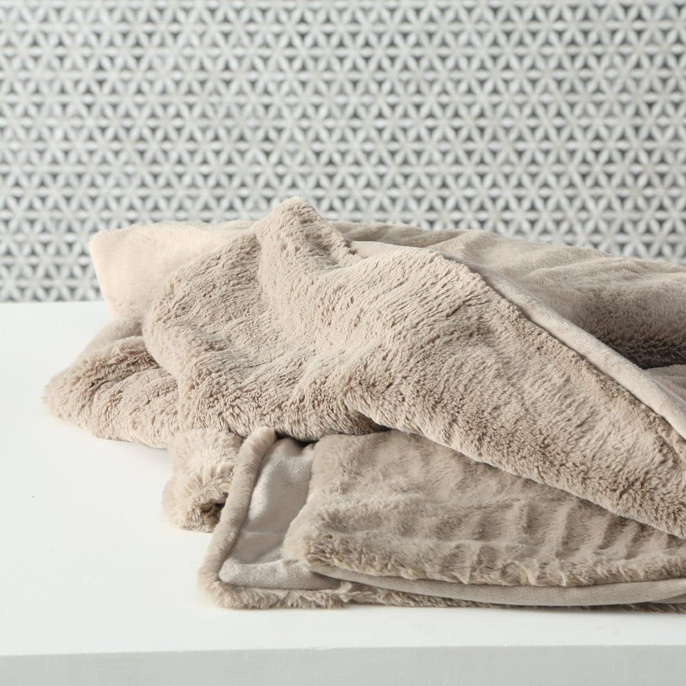 Boltze Storan Decke (Größe 150 x 200 cm, beige Farbe, bequeme Polyesterdecke, ideal für kalte Winterabende, Felloptik) 1015378 BOLTZE Betten und Decken