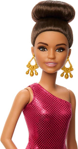 Barbie-Turniertänzerin-Puppe in rotem Rüschenkleid, Tanzschuhen, braunem Haar und Tanztrophäen-Zubehör, JFR09