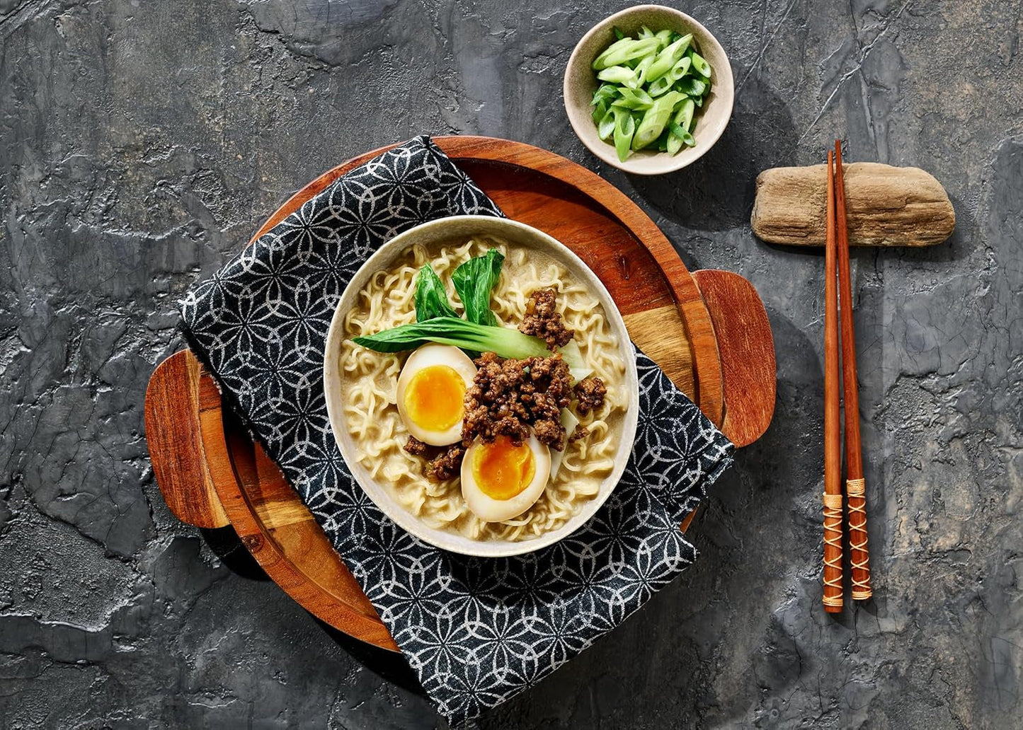 Nissin Demae Ramen – Scharfes Rindfleisch, 10er-Pack Instant-Nudeln nach japanischer Art mit Rindfleischgeschmack und asiatischen Gewürzen, schnell und einfach asiatisches Essen zubereiten (10 x 100 g)