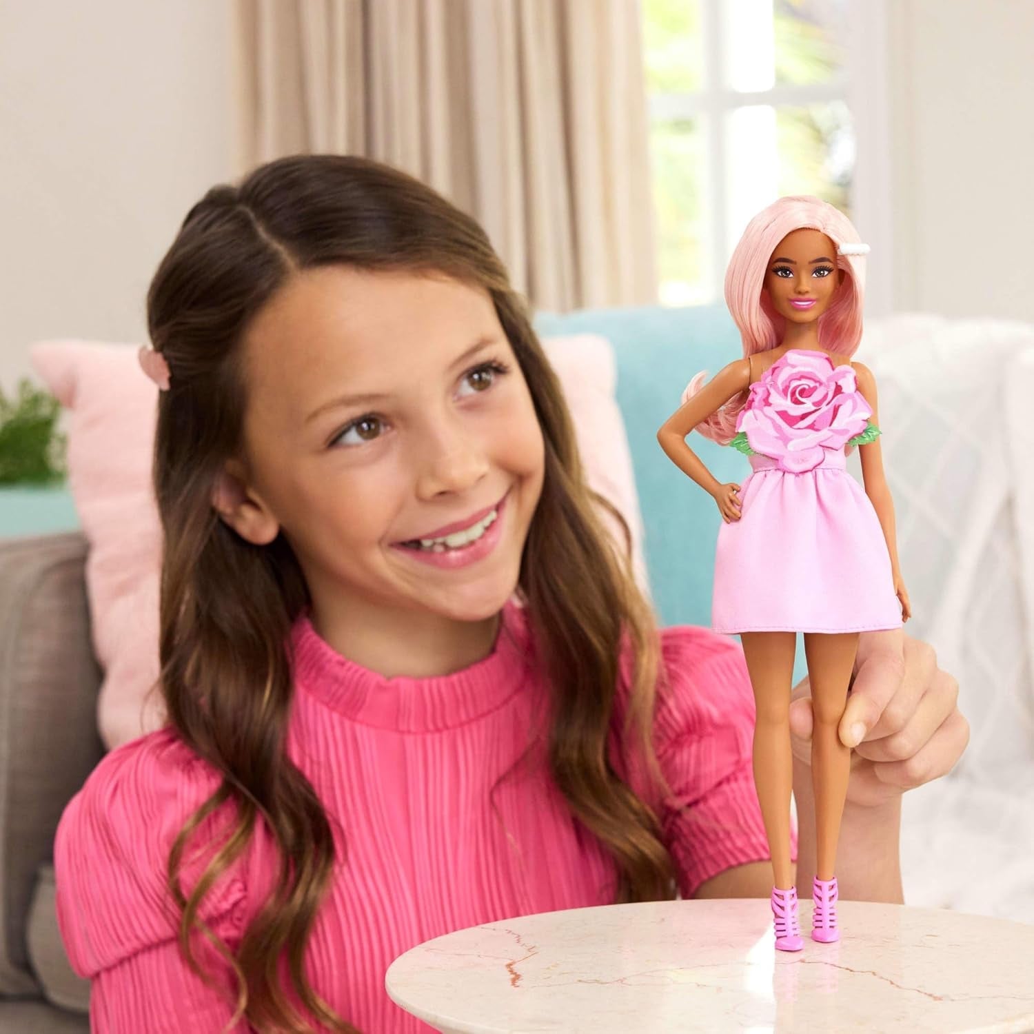 Barbie Fashionistas Puppe Nr. 238 mit pastellrosa Haaren, trägerlosem Kleid mit rosa Mieder, Perlenhaarspange und High Heels und Haarspangen, HYT94