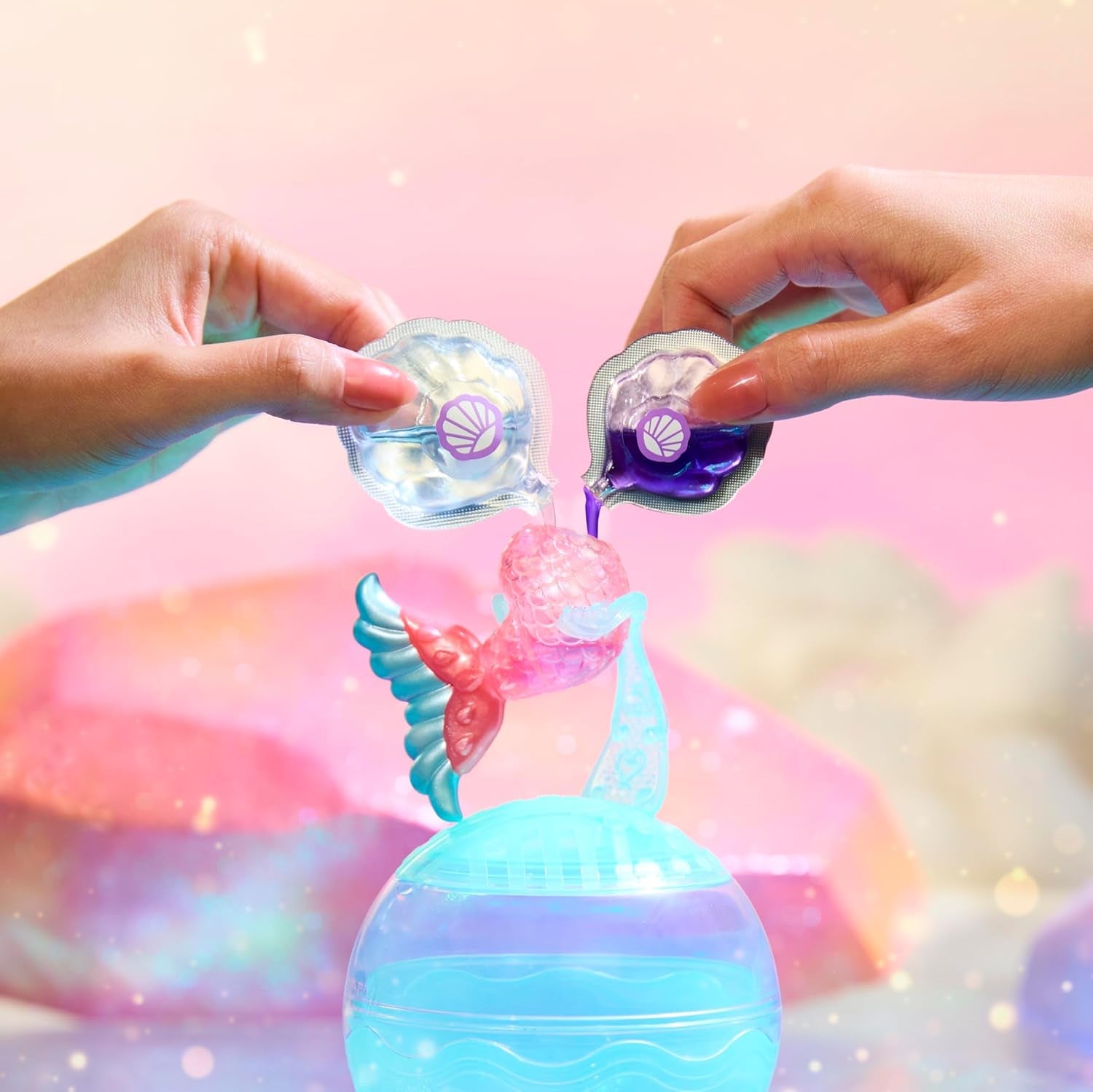 LOL Überraschung! Mermaids Makeover Magic Tots – echter Lipgloss für Sie und Ihre Puppe zum Selbermachen, Mischen und Kreieren von Make-up, lustiges Wasserspiel, 6 Puppen zum Sammeln – ab 4 Jahren