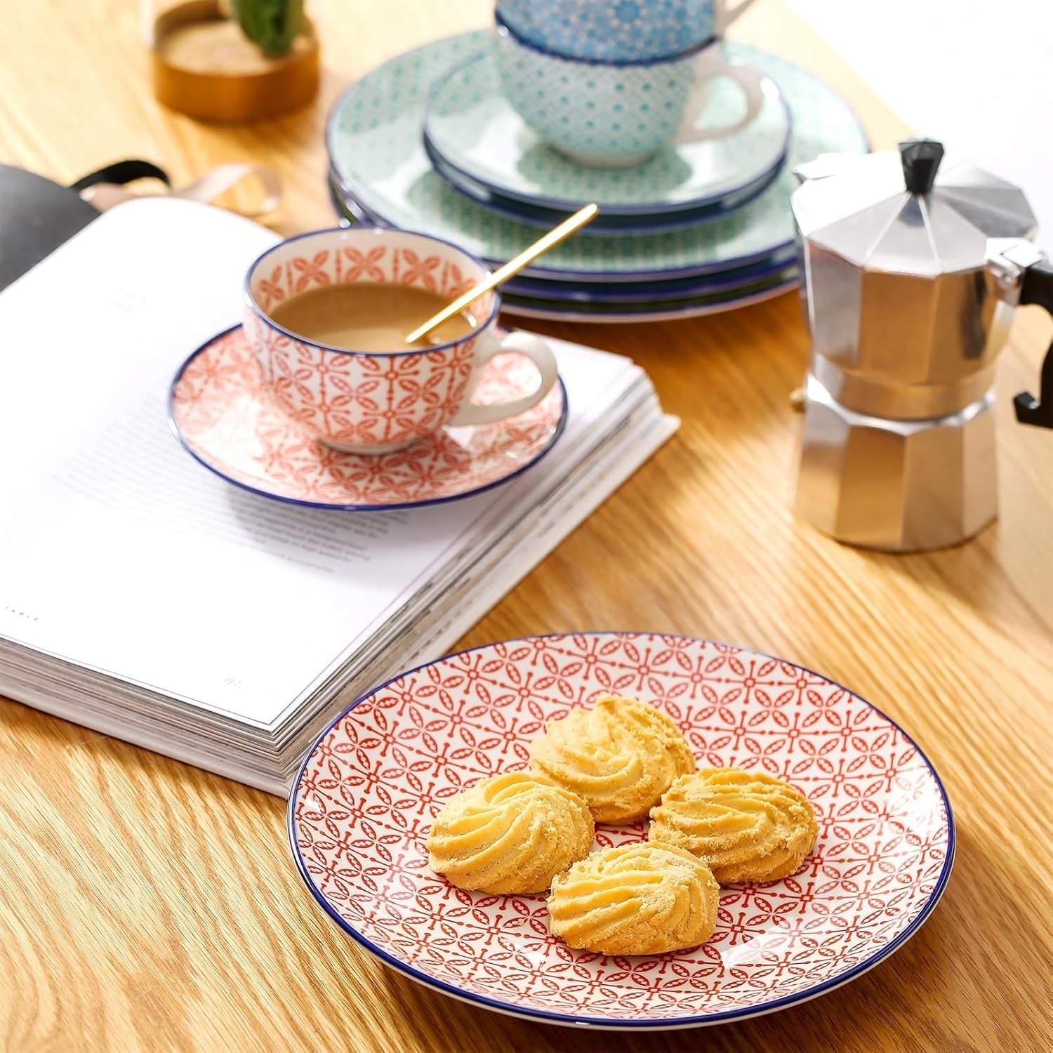 Vancasso Macaron Kaffeeservice aus Porzellan, 12-teiliges buntes Kaffeeservice für 4–12 Personen, Tassenset, inklusive Kaffeetassen, Untertassen und Desserttellern