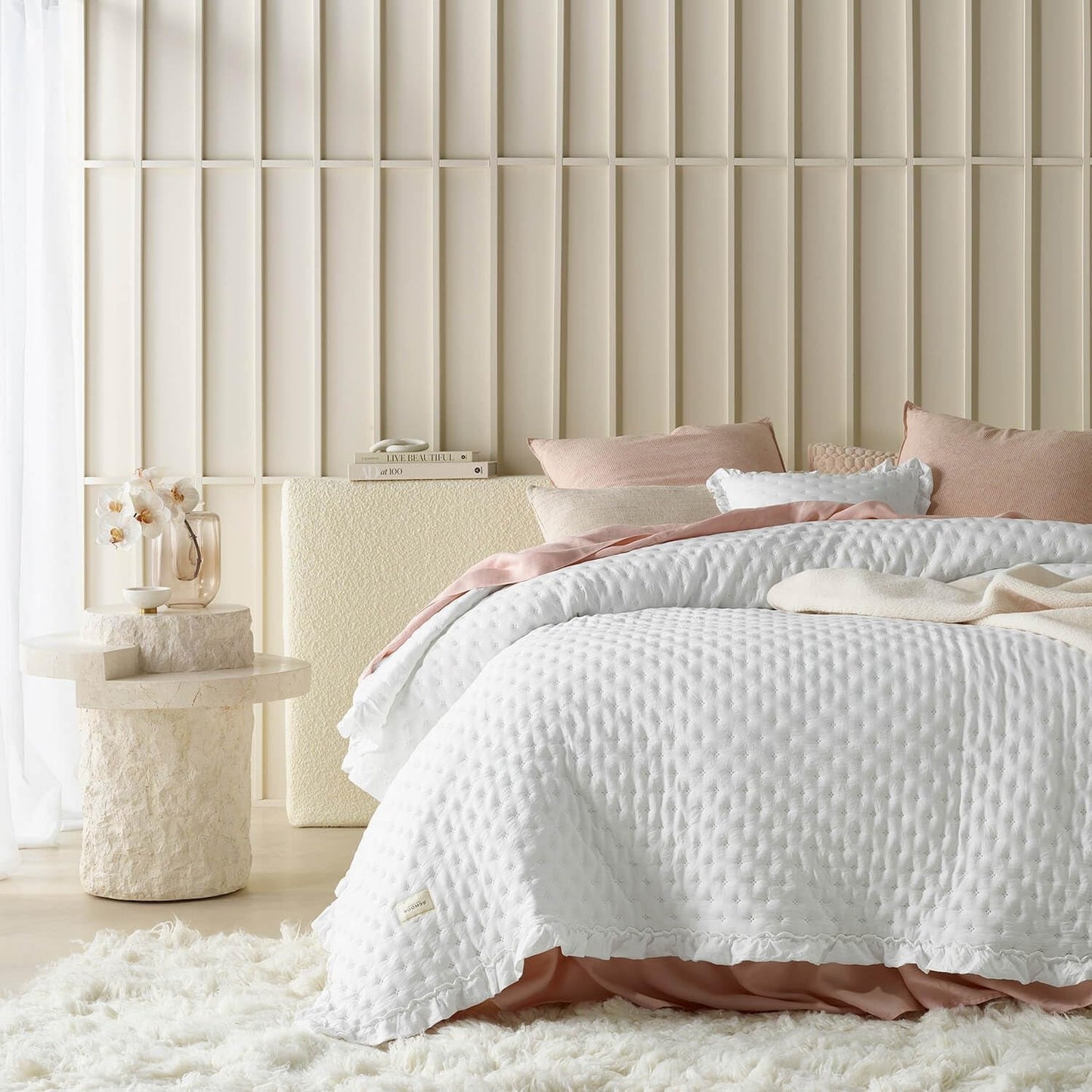 Molly Elegante Tagesdecke in Weiß 220 x 240 cm. Vielseitige Tagesdecke als Tagesdecke oder Sofaüberwurf. Überwurfdecke für Bett und Sofa. Deckenstil. Ideal als Tagesdecke. Betten und Decken. Besuchen Sie den ROOM99-Store