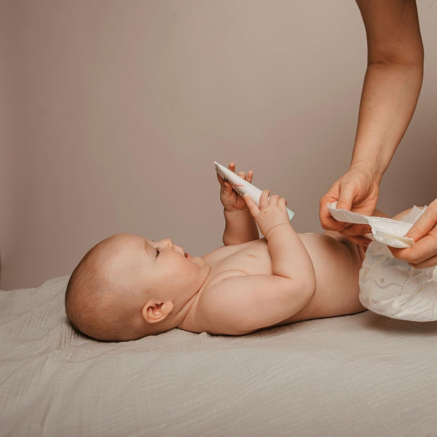 Suavinex Aqua Care Baby-Feuchttücher, 60 Stück, Reinigungstücher, 99 % Wasser, Pflanzenfaser, Aloe Vera, parfümfrei, alkoholfrei, dermatologisch getestet, geeignet für empfindliche Haut