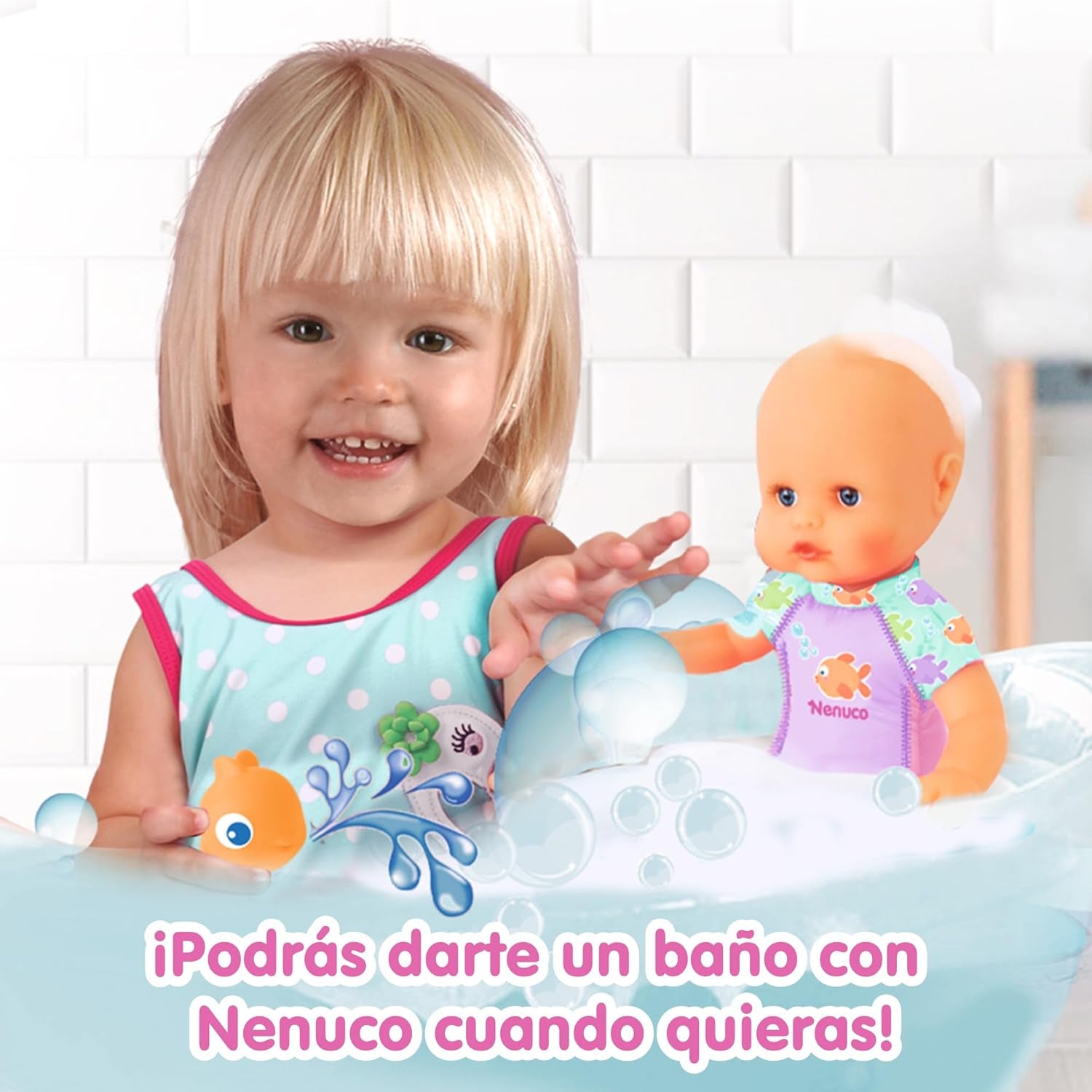 Mein erstes Bad: Eine weiche Puppe mit wasserdichtem Körper, geeignet für die Verwendung in der Badewanne, im Pool und im Meer. Enthält einen Badeanzug und einen im Wasser platzierten Fisch.